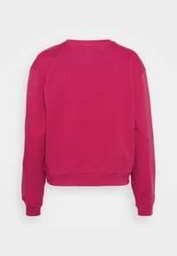 Sudadera de manga larga rosa brillante con puños y dobladillo acanalados, vista desde la parte posterior sobre un fondo blanco liso.