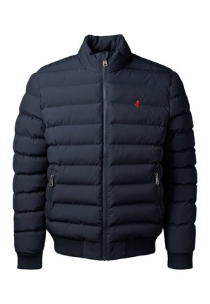 Donkerblauwe gewatteerde pufferjas met een voorrits, ritszakken aan de zijkant, ribgebreide manchetten en een klein rood geborduurd logo op de borst.