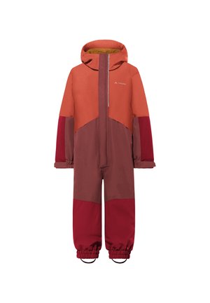 Salopette isolante rouge et orange avec une capuche, dotée d'une fermeture éclair, de poignets élastiques et d'un motif en patchwork avec des teintes variées.