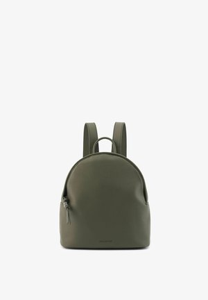 Sac à dos en cuir vert olive avec un dessus arrondi, deux bretelles d'épaule, une poche avant zippée et une petite poignée supérieure sur fond blanc.