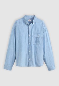 Lyseblå skjorte med knapper lavet af chambray-stof. Har krave, lange ærmer og en brystlomme med klap og knap.