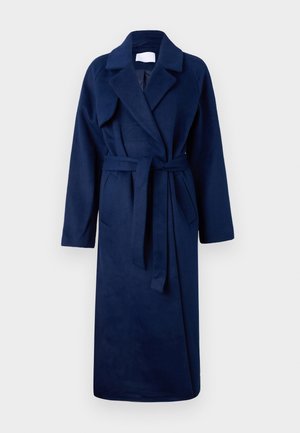 Robe bleu marine à manches longues avec un large col, une taille ceinturée, deux poches avant et un tissu doux et texturé.