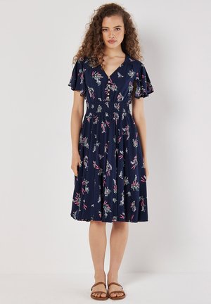 Apricot, APRICOT BOTANICAL FLORAL SMOCKED MIDI DRESS - Blusenkleid - navy