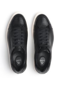 Baskets en cuir noir avec une finition texturée, bout rond, design à six œillets pour les lacets, et une semelle en caoutchouc blanche contrastante.