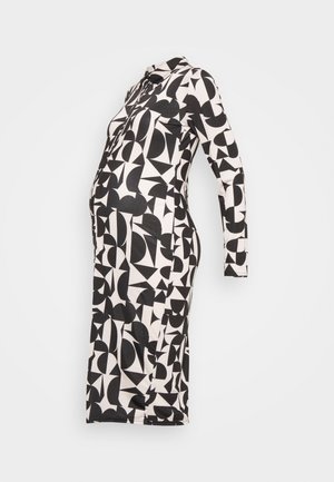 Vestido de maternidade com mangas longas, apresentando um padrão geométrico em preto e branco. Tecido suave com um formato ajustado e detalhes laterais.