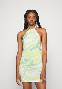 Vestido mini com alças de pescoço feita de tecido leve, apresentando um padrão em mármore verde e branco em espiral. Textura suave com design justo.