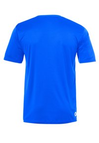 Camiseta de manga corta azul hecha de una tela suave, con un escote redondo y un logotipo sutil impreso en el lado cerca del dobladillo.