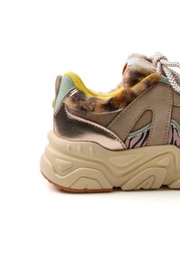 Sneaker chunky con suola beige e texture, dettagli metallici e una combinazione di colori pastello. Presenta un colletto morbido e decorazioni laterali con motivi.
