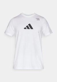 T-shirt bianca in cotone con colletto rotondo e maniche corte. Logo Adidas nero e testo "FOOTBALL FUTBOL SOCCER" stampato sul davanti.