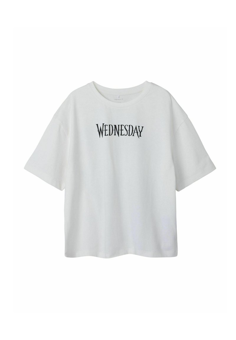 Hvid kortærmet T-shirt lavet af bomuld med "WEDNESDAY" trykt i fede sorte bogstaver henover brystet. Rund halsudskæring, løstsiddende pasform.