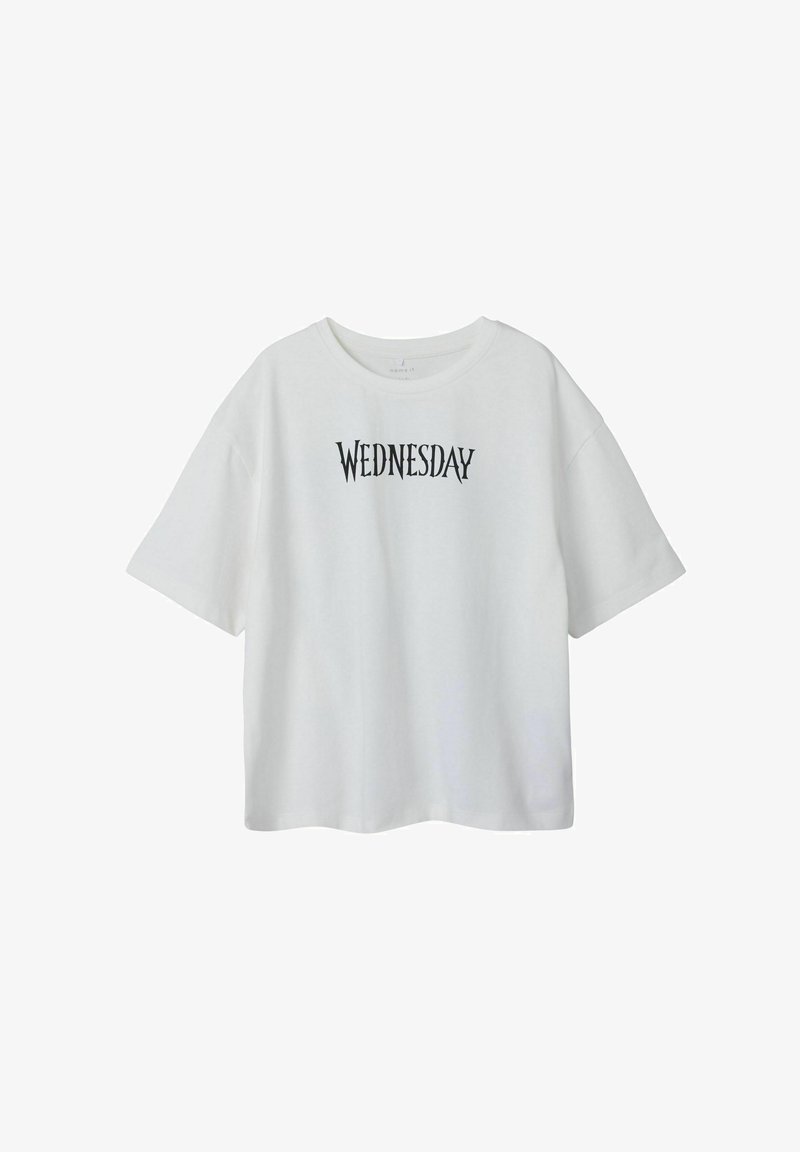 Hvid kortærmet T-shirt lavet af bomuld med "WEDNESDAY" trykt i fede sorte bogstaver henover brystet. Rund halsudskæring, løstsiddende pasform.