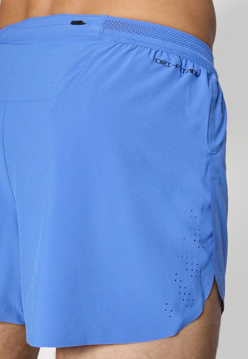 Blauwe sportshorts van lichtgewicht stof. Voorzien van een mesh tailleband, zijsplitten en geperforeerde details voor ademend vermogen.