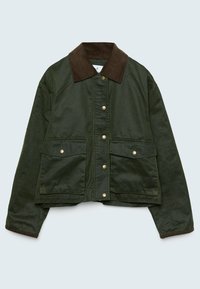 Veste vert foncé avec col et poignets en velours côtelé marron, fermeture boutonnée à l'avant et deux grandes poches avant à rabat avec boutons.