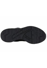 Schwarze sportliche Schuhsohle aus strukturiertem Gummi mit einem Zickzackmuster für besseren Halt und "K-Swiss"-Branding.