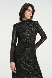 Zwart lange mouwen jurk bedekt met pailletten, met een hoge hals en een slim fit, met een textuur die het licht vangt.