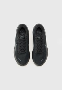 Schwarze Nike Sneaker mit Obermaterial aus atmungsaktivem Mesh, runder Zehenform, Schnürdesign und strukturiertem Profil. Verfügt über ein dezentes Swoosh-Logo an der Seite.