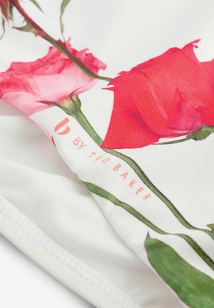 Biely textil s kvetinovou potlačou, ktorá zobrazuje ružové a červené ruže. Obsahuje detail značky "by Ted Baker" v jemnej ružovej farbe.