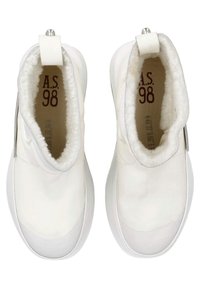 Vita läder slip-on skor med ett fårskinnsfoder, utrustade med en ögla i hälen och en rund tå, placerade på en vit gummisula.