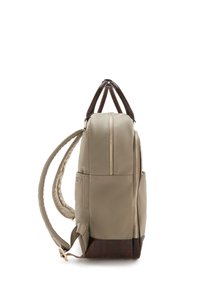 Sac à dos beige clair avec une finition lisse et mate ; doté d'un fond texturé marron foncé, de deux zippers et de bretelles rembourrées et réglables.