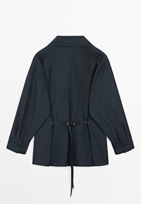 Granatowa, długorękawowa kurtka z kołnierzem i regulowanym paskiem w talii związanym z tyłu, prezentowana na białym tle.