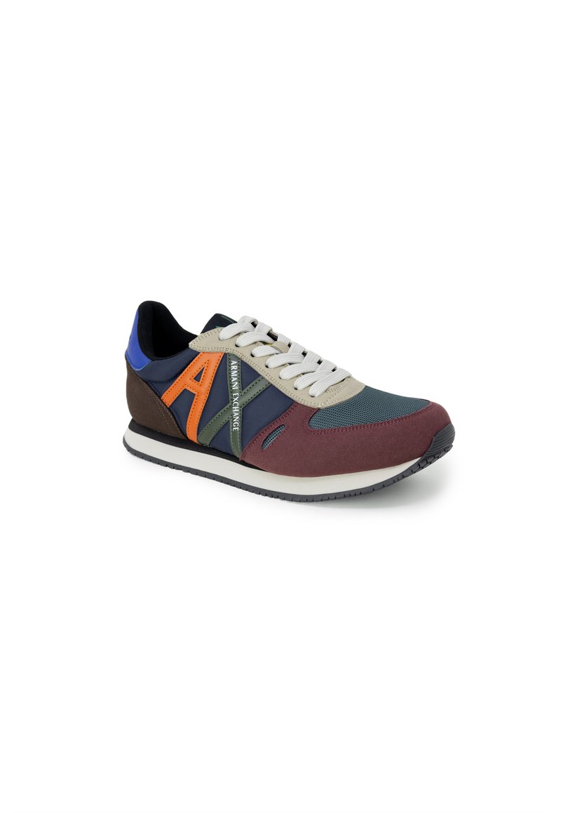 Zapatillas de hombre con un upper en burdeos, azul marino y oliva, acentuadas por una "A" naranja, cordones clásicos y una suela de goma texturizada.