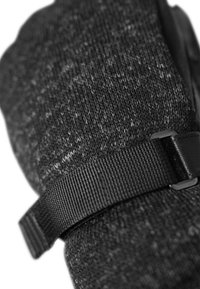 Schwarze, strukturierte Handschuhe aus gewebtem Stoff mit einem Riemen und einer Schnalle. Betont Wärme und Grip mit einem enganliegenden Design.