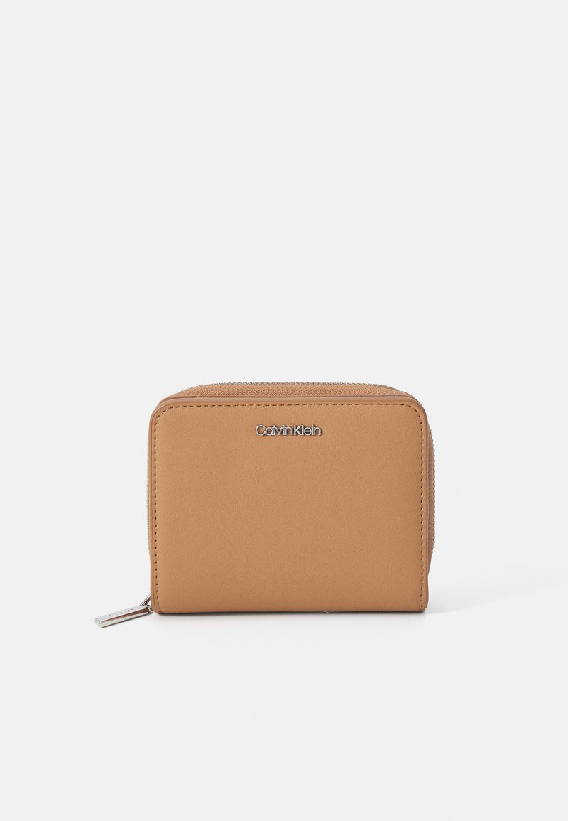 Calvin Klein MUST MEDIUM ZIP AROUND WALLET - Portafoglio - lion