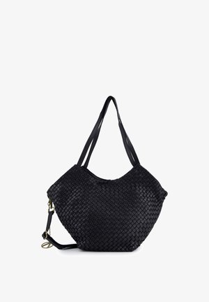 Černá tkaná kožená kabelka s dvojitými ramenními popruhy a odnímatelným tenkým popruhem s malým kovovým přívěskem na bílém pozadí.