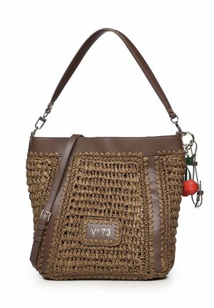 Bruine geweven handtas met leren afwerking, verstelbare schouderriem en V°73 logoplaatje, met een kleine rode leren kwasthanger.