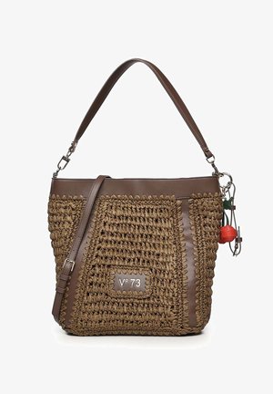 Bolso marrón tejido con ribete de cuero, correa de hombro ajustable y placa con el logo V°73, que presenta un pequeño charm de borla de cuero rojo.