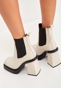 Cesare Gaspari Botines con plataforma - beige