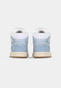 Jordan AIR JORDAN 1 MID SE - Sapatilhas de cano alto - white/worn blue/sail/light brown