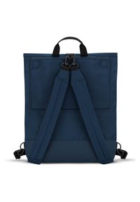 Námornícky modrý batoh vyrobený z odolnej tkaniny, s nastaviteľnými popruhmi, s hornou rukoväťou a hladkým povrchom. Má minimalistický dizajn bez vzorov.