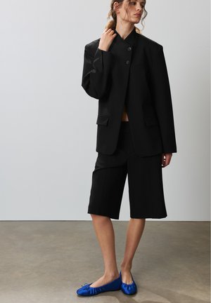 PULL&BEAR, DARTED - SMART BERMUDA SHORTS - Short - black