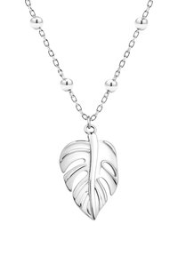 Silverhalsband med ett bladformat hänge som har utskurna detaljer, fäst vid en kedja med runda pärlor på intervaller. Slät, blanka yta.