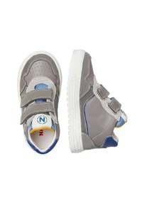 Sneakers per bambini grigi e blu con doppie chiusure in Velcro, superfici texturate e collare imbottito, con un logo rotondo sulla linguetta.