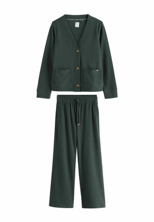 Donkergroene cardigan met knopen en voorzakken gecombineerd met bijpassende wijde broek met trekkoord.