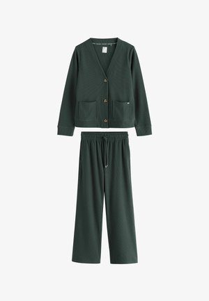 Cárdigan verde oscuro con botones y bolsillos delanteros combinado con pantalones anchos a juego con cordón.