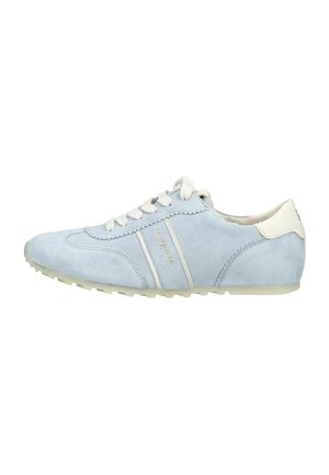 Zapatilla de ante azul claro con cordones blancos, suela blanca, detalle en el talón color crema y discreto texto de la marca en el lateral, mostrada de perfil.
