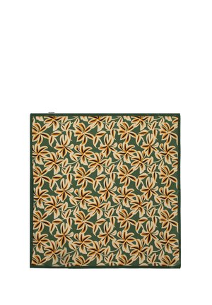 Bloemmotiefstof in het groen, met gele en witte bloemen. Vierkante vorm met een gladde textuur en contrasterende randen.