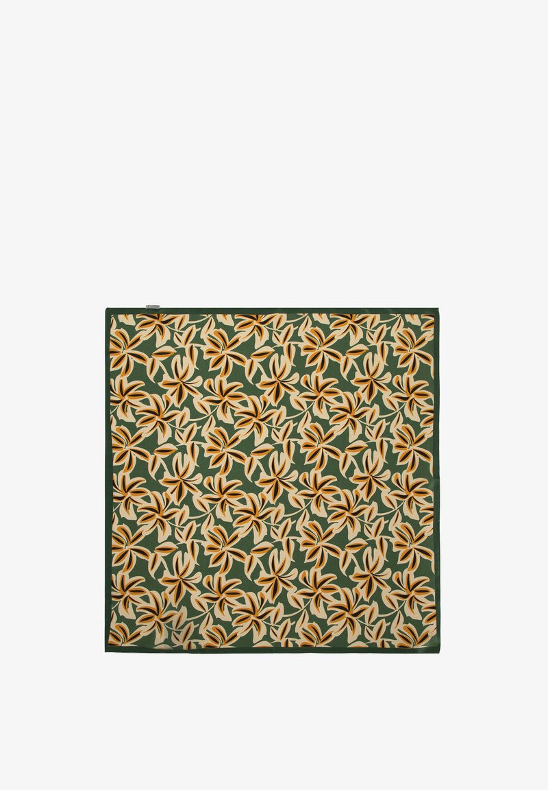 Tela de estampado floral en verde, con flores amarillas y blancas. Forma cuadrada con una textura suave y bordes contrastantes.
