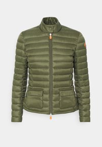 Olivengrøn dunjakke med quiltet design, lynlås foran, høj krave, to forlommer med trykknapper, fremhævet af en orange lynlås.