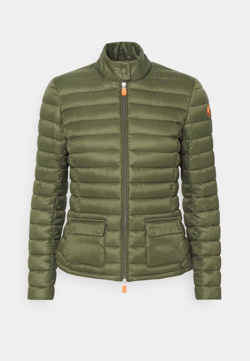 Olivengrøn dunjakke med quiltet design, lynlås foran, høj krave, to forlommer med trykknapper, fremhævet af en orange lynlås.