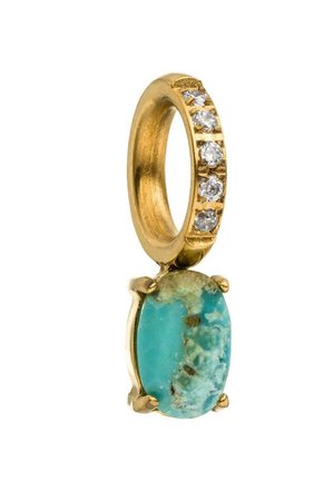 Goldanhänger mit einem Ring aus klaren Edelsteinen und einem hängenden, ovalen Türkisstein in einer goldenen Krappenfassung vor weißem Hintergrund.