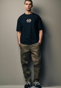 Next NATURE GRAPHIC - Apdrukāts T-krekls - black flower embroidery