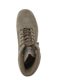 Botín de ante verde oliva con cuello acolchado, lengüeta texturizada, cierre de cordones y detalle de logo; diseñado para comodidad y soporte.