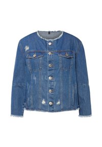 Chaqueta de mezclilla con dobladillo sin terminar y cuello deshilachado, que presenta un cierre frontal con botones, dos bolsillos en el pecho y detalles desgastados en tela azul.