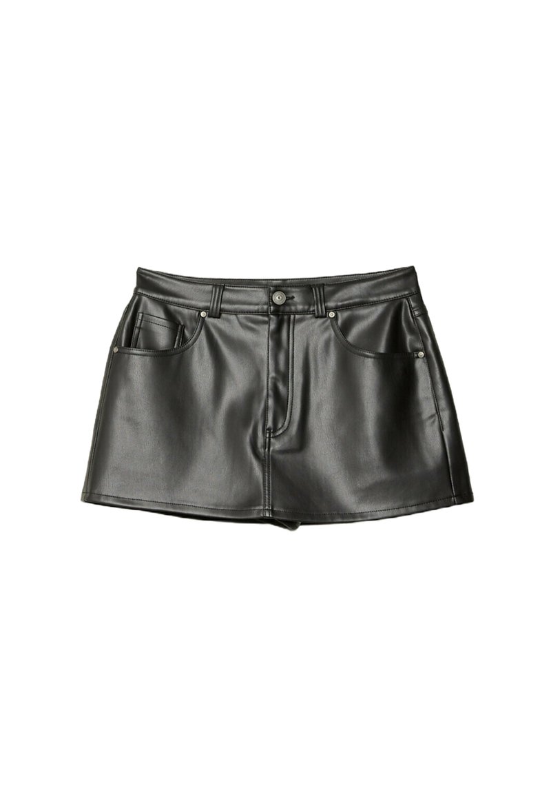 Mini-jupe en cuir noir au toucher lisse, dotée de deux poches avant et de boutons en métal. Longueur courte et coupe classique.