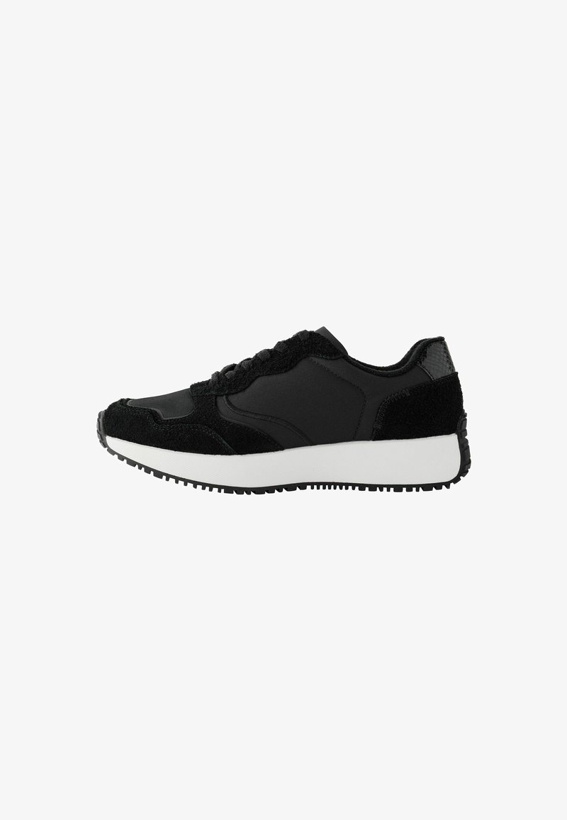 Czarne sportowe sneakersy wykonane z połączenia fakturowanej zamszowej i gładkiej syntetycznej powierzchni, z białą podeszwą środkową i czarną gumową podeszwą.