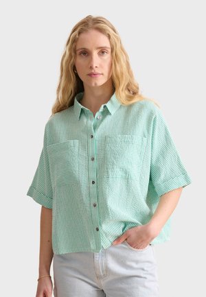Chemise boutonnée vert menthe avec des rayures blanches verticales, deux poches poitrine et des manches courtes, dotée d'un tissu doux et texturé.